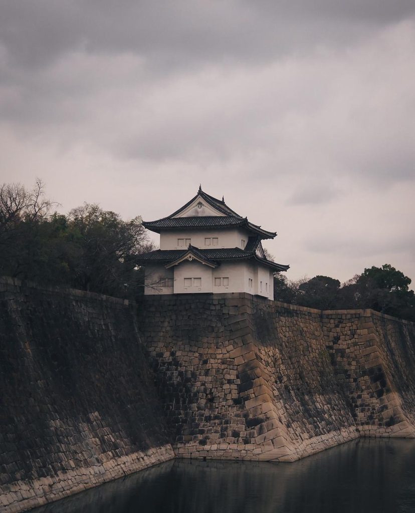 Torre de castelo japonês sobre muralha de pedra, foto dos anos em que Patrick morou no Japão